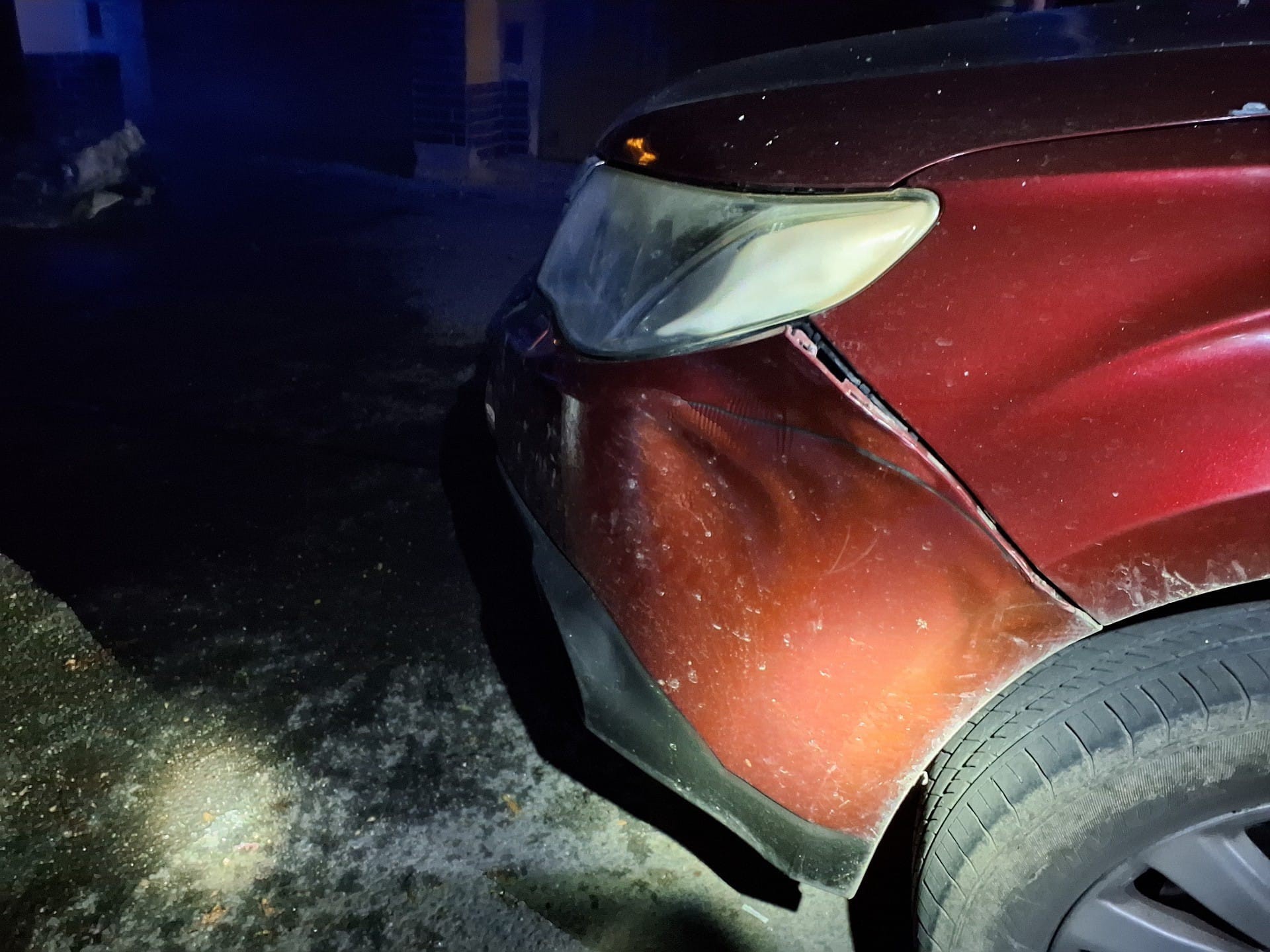 Požiar kontajnerov v Čadci poškodil blízko stojace autá. 