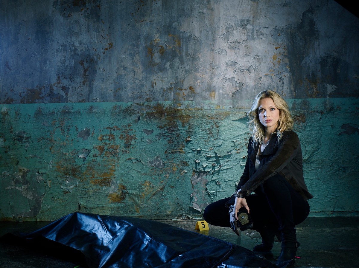 Kristin Lehman jako Angie Flynn w serialu "Motyw"