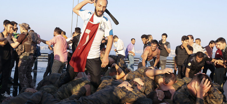 Czystki po próbie zamachu stanu w Turcji. Masowe aresztowania puczystów