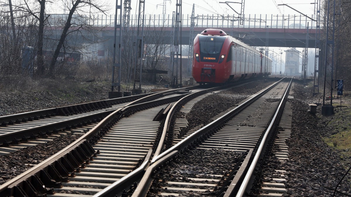 Radni Włodawy zgodzili się na przekazanie pieniędzy z budżetu na uruchomienie sezonowego połączenia kolejowego relacji Chełm-Włodawa. Tym samym, Włodawa dołączyła do innych gmin, które razem z samorządem województwa chcą zorganizować sezonowe połączenie - informuje Radio Lublin.