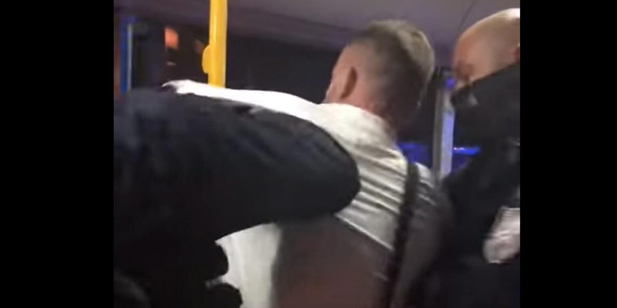 Jelenia Góra: policjanci wyprowadzili z autobusu mężczyznę. Zbyt brutalnie?