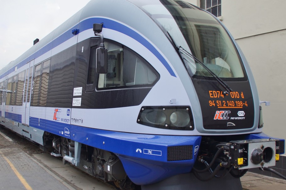 Pociąg ED74 w barwach PKP Intercity