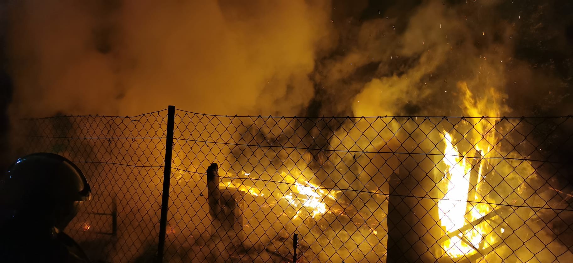 Nočný požiar chatky v Košiciach si vyžiadal jednu obeť. 