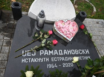 PET GODINA OD SMRTI DŽEJA RAMADANOVSKOG: Porodica se okupila na njegovom grobu, ćerka Marija izmamila suze govorom: "Nedostaje mi njegov glas, šale..." (FOTO)