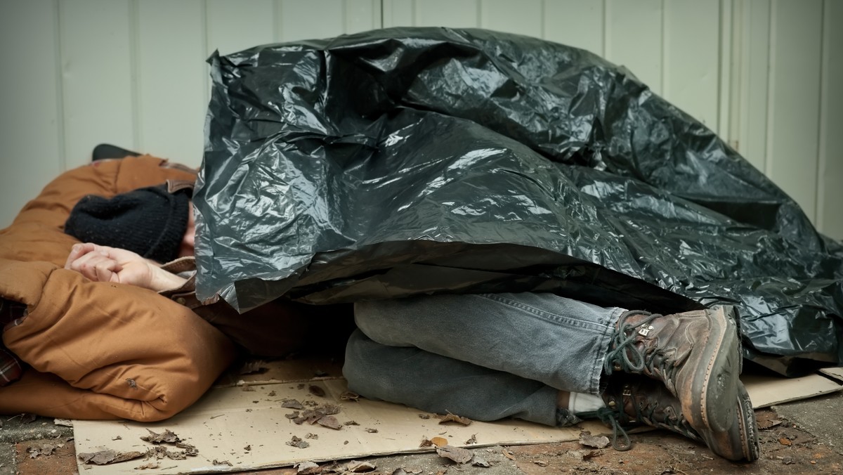 Ok. 70 wolontariuszy, streetworkerów i pracowników Miejskiego Ośrodka Pomocy Społecznej wyruszy dziś wieczorem na ulice Łodzi, aby policzyć osoby bezdomne. Poprzednia tego typu akcja, przeprowadzona dwa lata temu, wykazała, że w Łodzi było ich 999.