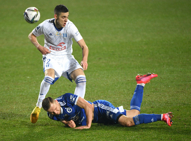 Zawodnik PGE FKS Stali Mielec Łukasz Zjawiński (dół) i Damian Michalski (L) z Wisły Płock podczas meczu 16. kolejki piłkarskiej Ekstraklasy