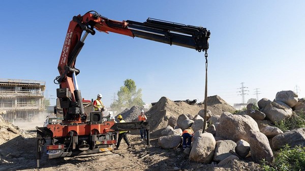 75 głazów o różnych średnicach trafi do warszawskich parków. Będą tam pełniły różne funkcje.