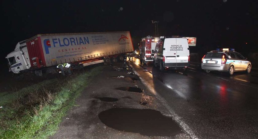 Wjechał wanem wprost pod TIR-a. Zginął