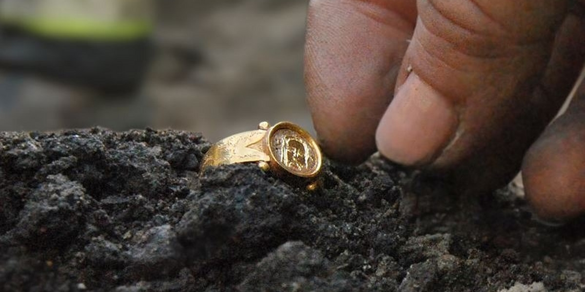 Niezwykłe odkrycie nad brzegiem Bałtyku. Archeolodzy w ruinach średniowiecznego miasta znaleźli złoty pierścień z podobizną Jezusa i "magiczny" kamień.