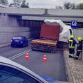 Ciężarówka utknęła pod tunelem w Sulejówku. Myślał, że się zmieści...