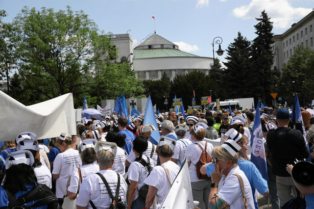 Protest pielęgniarek i położnych przed Sejmem