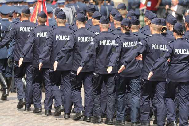 Na ulicach brakuje co dziesiątego policjanta. Wiemy, ile etatów oferują mundurowi.