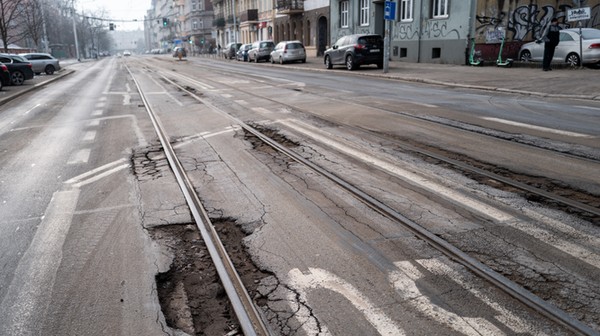 Torowisko na ulicy Trzebnickiej jest w opłakanym stanie. czas na kompleksowy remont, który rozpocznie się w czerwcu