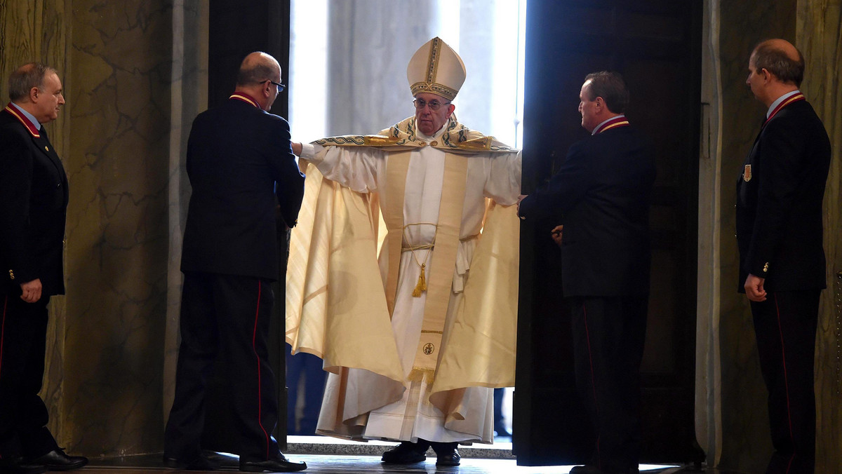 Dziś papież Franciszek uroczyście zainaugurował nadzwyczajny Rok Święty dedykowany miłosierdziu. Kulminacyjnym momentem ceremonii w Watykanie, w której uczestniczył również emerytowany papież Benedykt XVI, było otwarcie Drzwi Świętych.