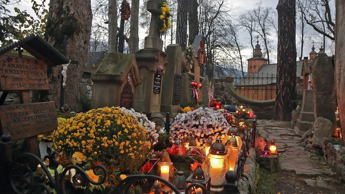 Cmentarz, na którym spoczywają osoby zasłużone dla Zakopanego i Polski m.in. Kornel Makuszyński, Kazimierz Przerwa-Tetmajer, Tytus Chałubiński i Sabała jest jednym z najmniejszych i najbardziej znanych w kraju. Dzięki corocznym kwestom udaje się zachować unikatowe nagrobki.