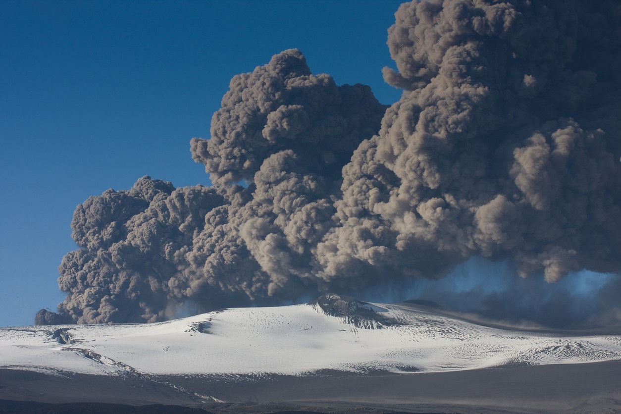 Mohutná erupcia islandskej sopky Eyjafjallajökull v roku 2010 pripomína silu geologických procesov, ktoré v minulosti opakovane menili podmienky na Zemi. (Ilustračný obrázok)