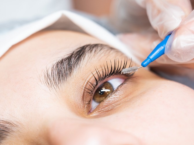 Duže i gušće trepavice bez nadogradnje: Hybrid lash lift hit pred letovanje