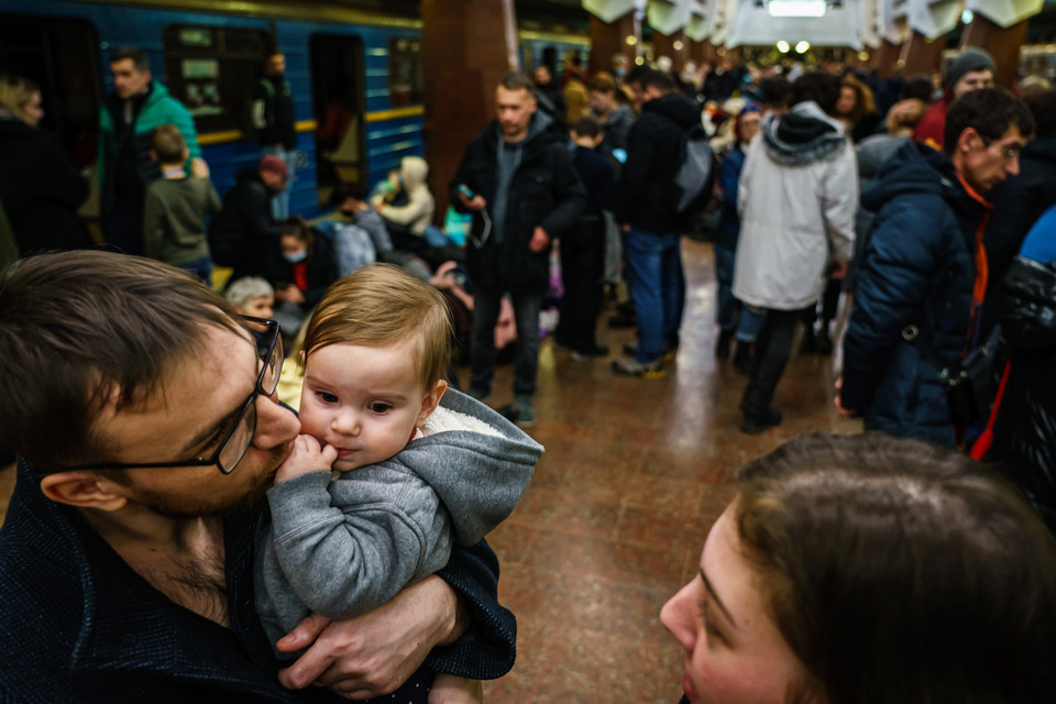 Charków. Rodzina szuka schronienia w metrze