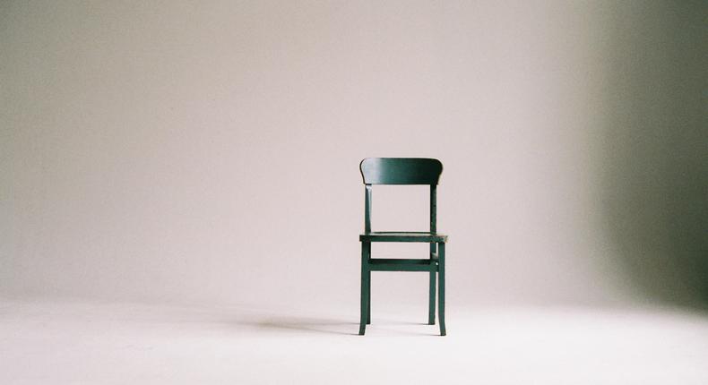 Une chaise dans un espace vide/Paula Schmidt 