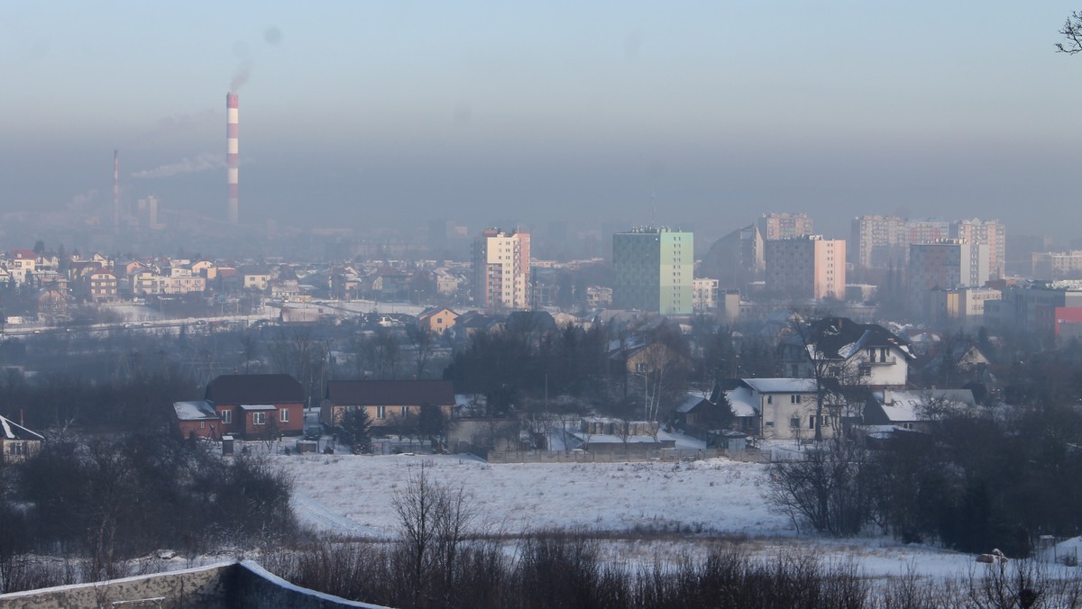 Przez blisko 50 dni w ciągu ostatniego roku w Kielcach przekroczony były dobowy poziom dopuszczalnego stężenia pyłu PM10. Niewiele lepiej sytuacja wyglądała w Busku-Zdroju, a dużo gorzej w Nowinach. Tak wynika z najnowszego raportu przygotowanego przez Wojewódzki Inspektorat Ochrony Środowiska w Kielcach.