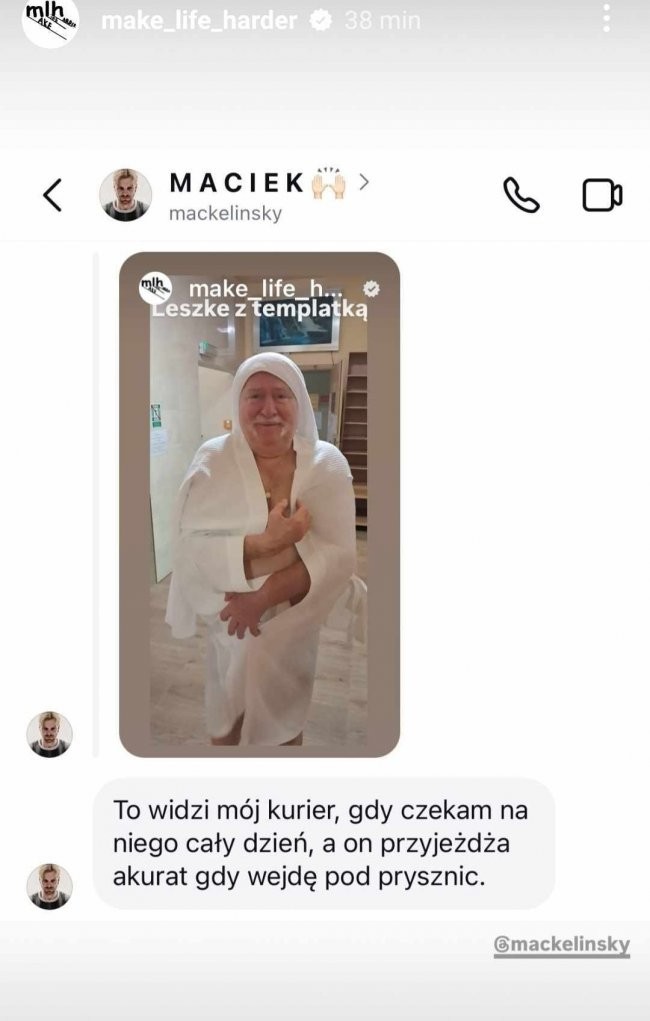 Lech Wałęsa pozuje w szlafroku