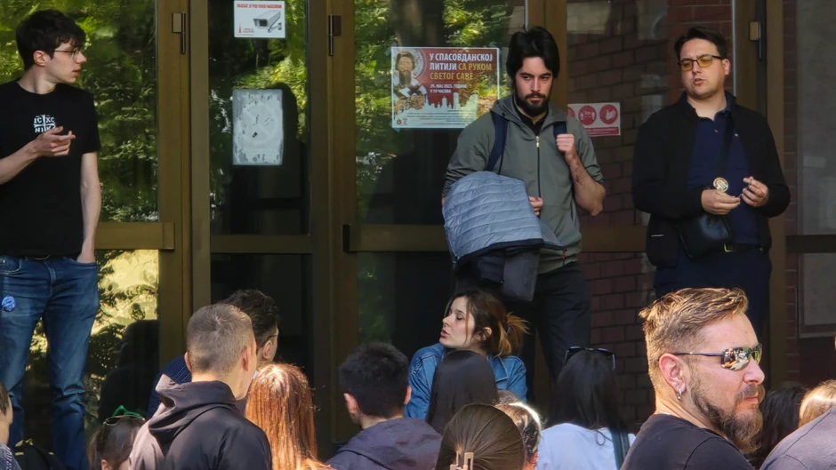 Grupa studenta blokirala je ulaz u zgradu fakulteta