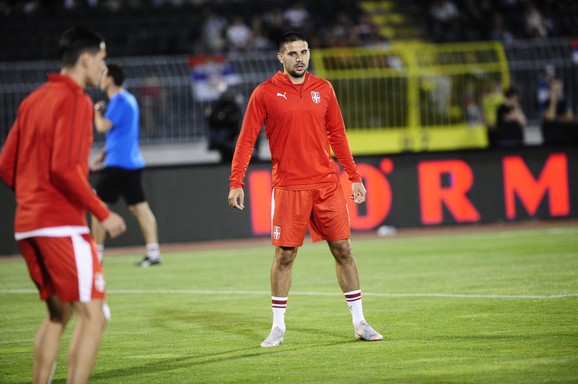 Aleksandar Mitrović na zagrevanju pred meč