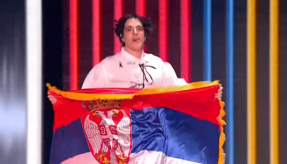 Luke Black sa zastavom u finalu Evrovizije