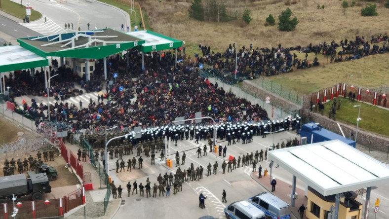 Migranci tłoczą się na przejściu granicznym Bruzgi-Kuźnica