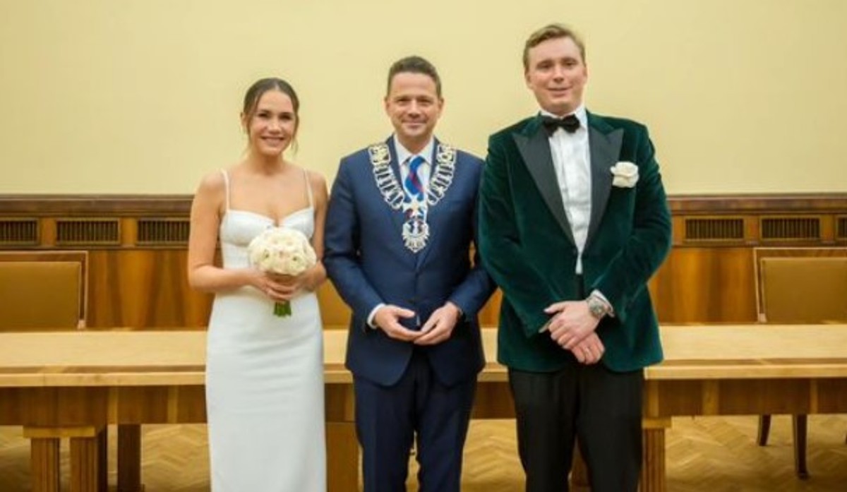 Ślubu aktorce Oldze Bołądź i przedsiębiorcy Jakubowi Chruścikowskiemu udzielił prezydent Warszawy, Rafał Trzaskowski.