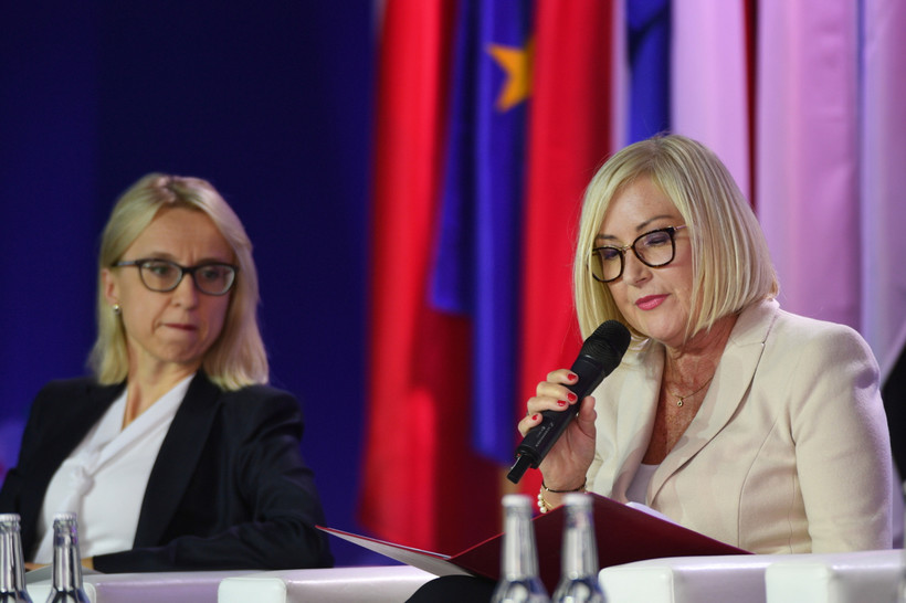 Minister finansów Teresa Czerwińska (po lewej) na Forum w Krynicy.