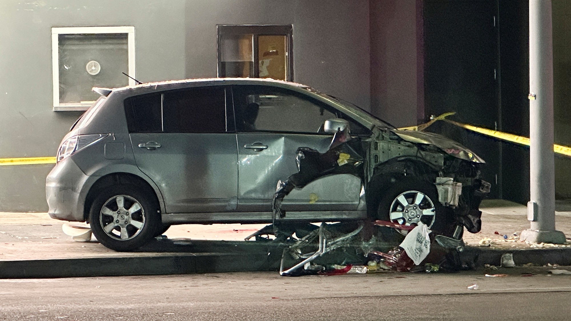 Na snímke vozidlo, ktoré vrazilo do davu pred nočným klubom a zranilo desiatky ľudí v Los Angeles.