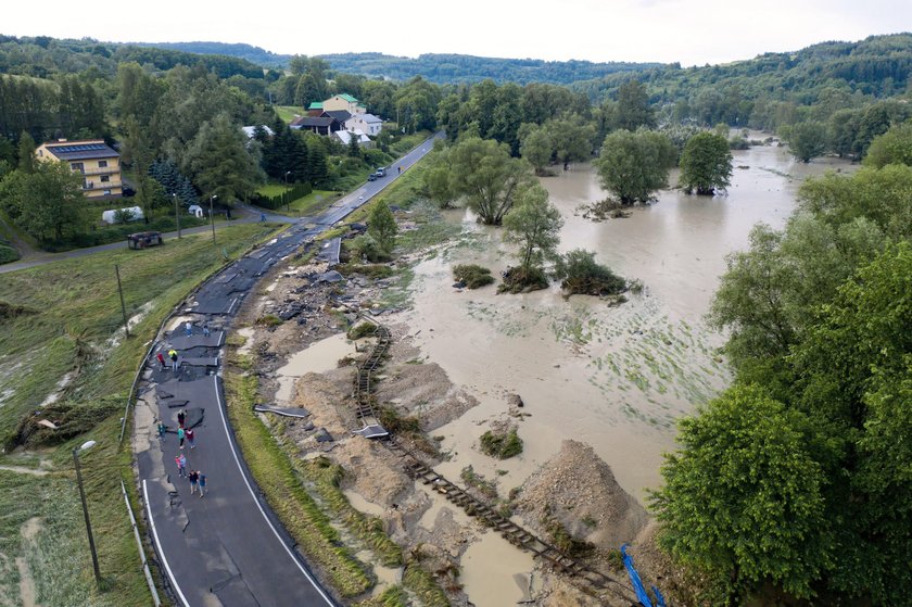 Powódź na Podkarpaciu. Podtopienia domów, zerwany most i zalane drogi