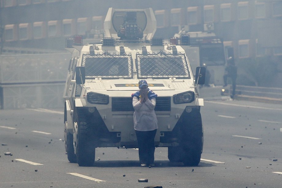 Kraje Ameryki Łacińskiej są zaniepokojone tą sytuacją i wystosowały wspólny list do Nicolasa Maduro, w którym wezwały go do zwołania wyborów parlamentarnych, które zostały opóźnione. Prezydent Wenezueli odrzucił jednak te prośby.