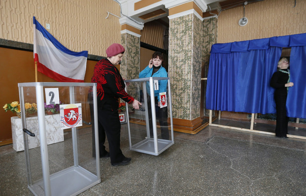 Przygotowania do referendum na Krymie. Fot. EPA/YURI KOCHETKOV/PAP/EPA