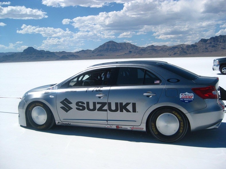 Suzuki Kizashi – 325 km/h w rodzinnym sedanie