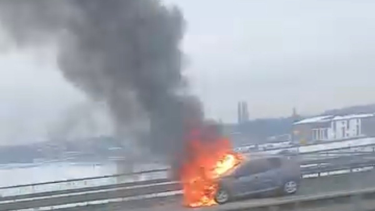 Zapaljen automobil na obilaznici oko Beograda u smeru ka Novom Sadu