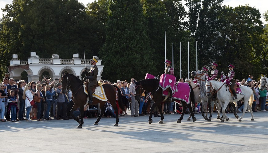 Dzisiaj w Polsce wszystkie te oddziały zostały odtworzone w ramach Federacji Kawalerii Ochotniczej. Można je rozpoznać po różnokolorowych otokach na czapkach. Defilada formacji kawaleryjskich ulicami stolicy. PAP/Radek Pietruszka
