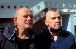 Kazik śpiewa o nas. "Nie mam na nic czasu, bo oglądam seriale" [TELEDYSK]