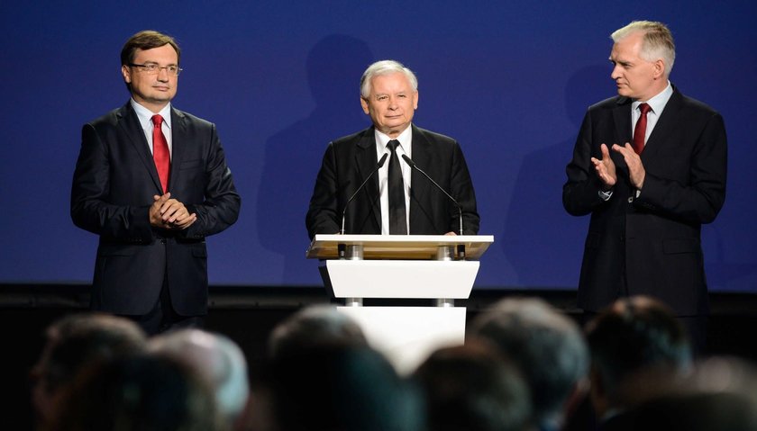 Jarosław Gowin, prezes Polski Razem i były polityk PO z Jarosławem Kaczyńskim, prezesem PiS. i Zbigniewem Ziobrą, byłym politykiem PiS obecnie szefem Solidarnej Polski