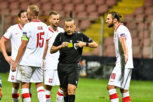 Polacy (od lewej): Piotr Zieliński, Kamil Glik, Tomasz Kędziora i Grzegorz Krychowiak oraz turecki sędzia Cuneyt Cakir (2P), podczas meczu piłkarskiej Ligi Narodów z Bośnią i Hercegowiną, w Zenicy