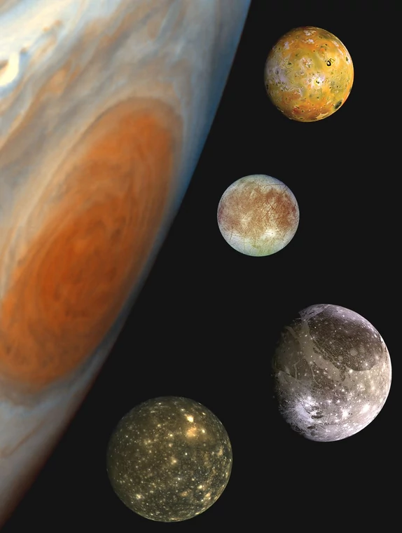 "Rodzinny portret" galileuszowych księżyców. Od góry: Io, Europa, Ganimedes, Kallisto