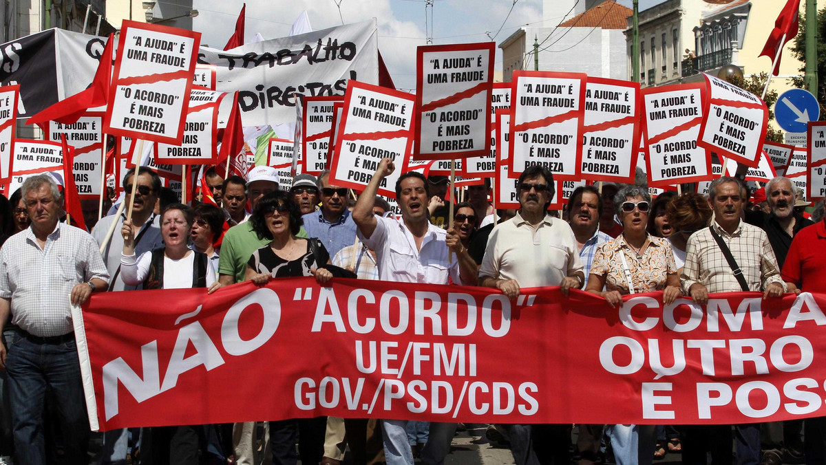 Ponad 65 tys. osób protestowało w czwartek wieczorem na ulicach Lizbony i Porto przeciwko zawartemu przez Portugalię memorandum z UE i MFW w sprawie pomocy zewnętrznej - poinformował serwis "Ionline".