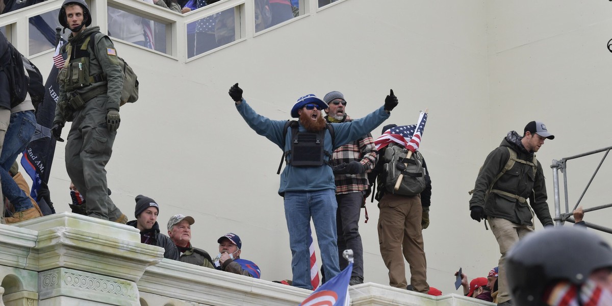 Demonstranci, z których część była uzbrojona, weszli do sali obrad oraz biura szefowej Izby Reprezentantów Nancy Pelosi. Waszyngton obawia się, że to nie koniec zamieszek. Do inauguracji Bidena zostały niecałe dwa tygodnie.