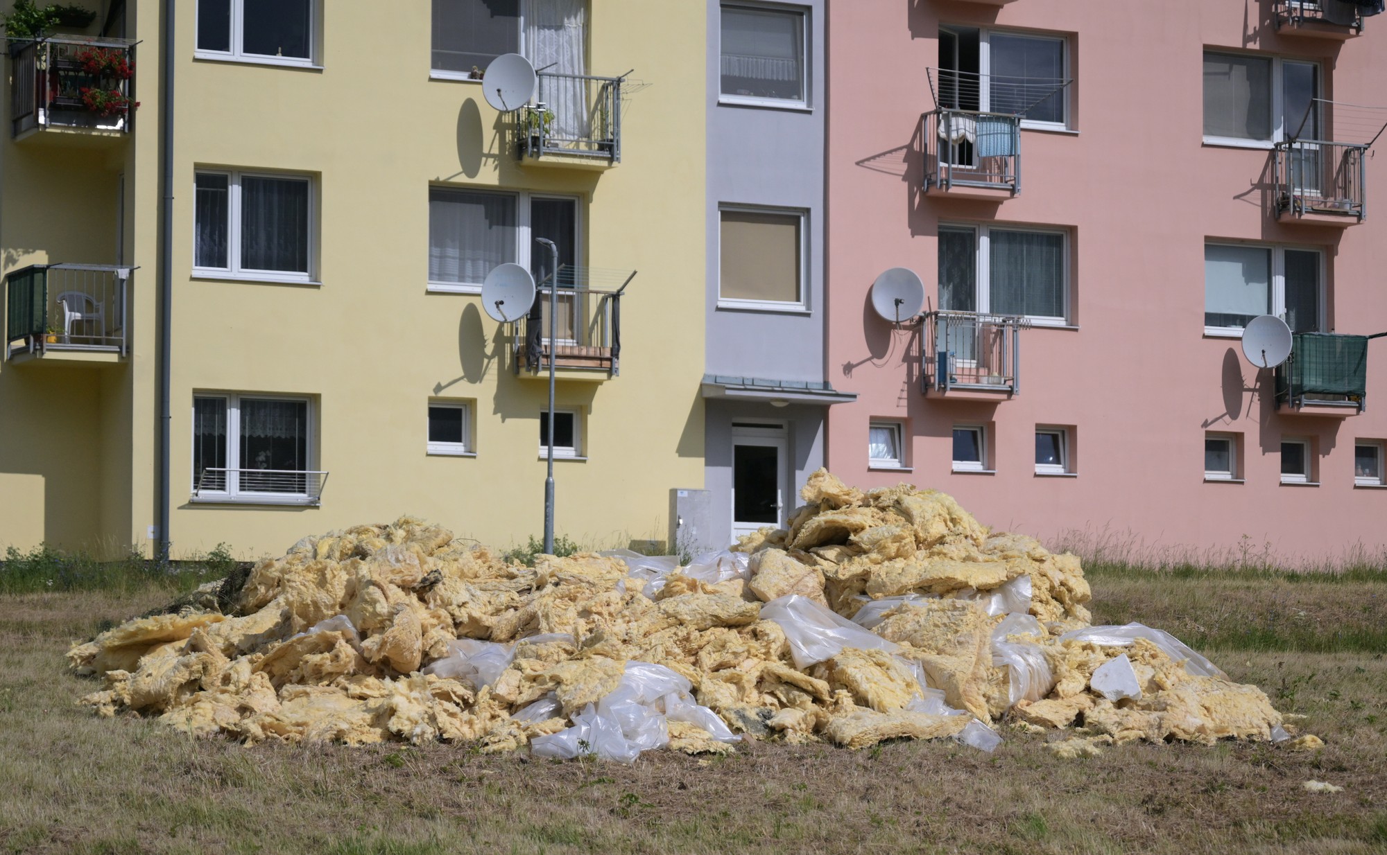 Tepelná izolácia zo zničenej strechy v Gelnici po veternej smršti. 