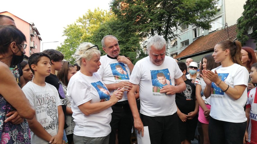 Deda poginulog dečaka juče u majici sa likom njegovog unuka, došao da podrži protest