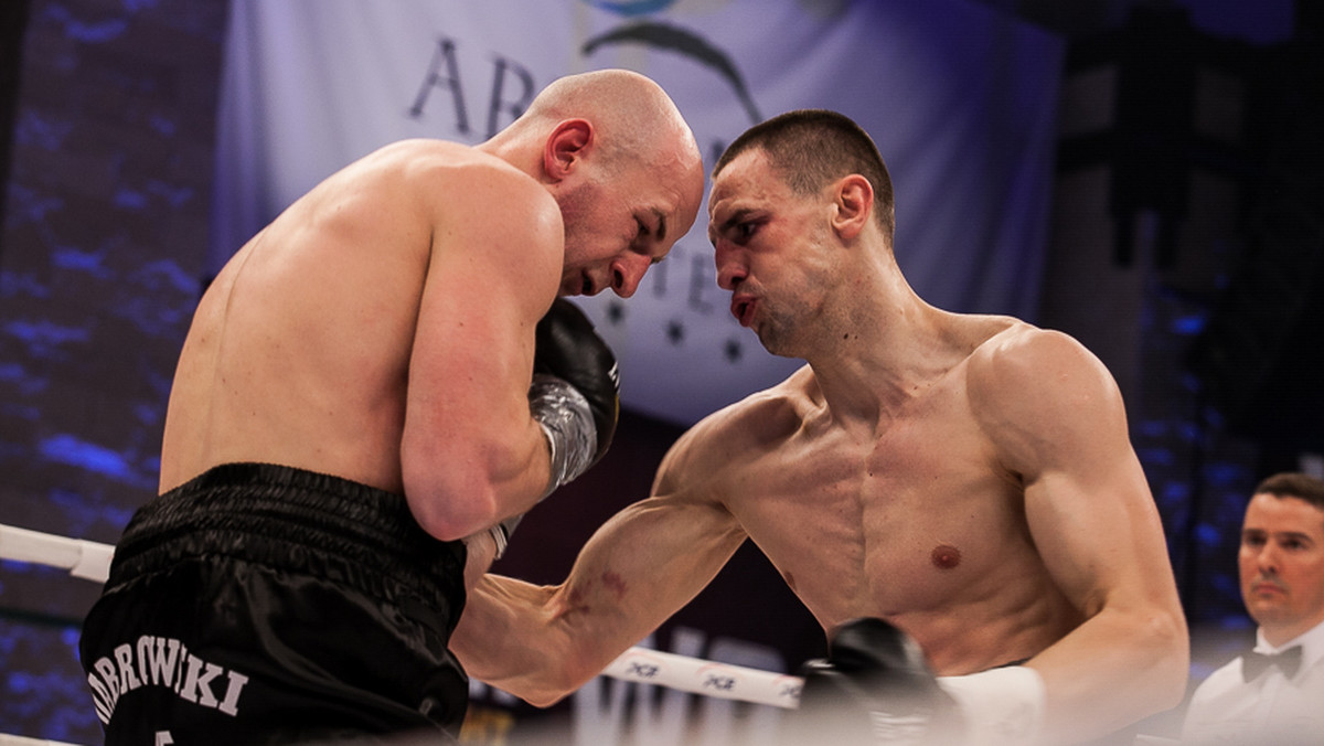 2 maja na gali boksu grupy SES Boxing w Niemczech dojdzie do walki o pas WBO Inter-Continental wagi półciężkiej pomiędzy Norbertem Dąbrowskim (17-2, 6 KO) i Dominiciem Boseselem (18-0, 6 KO).