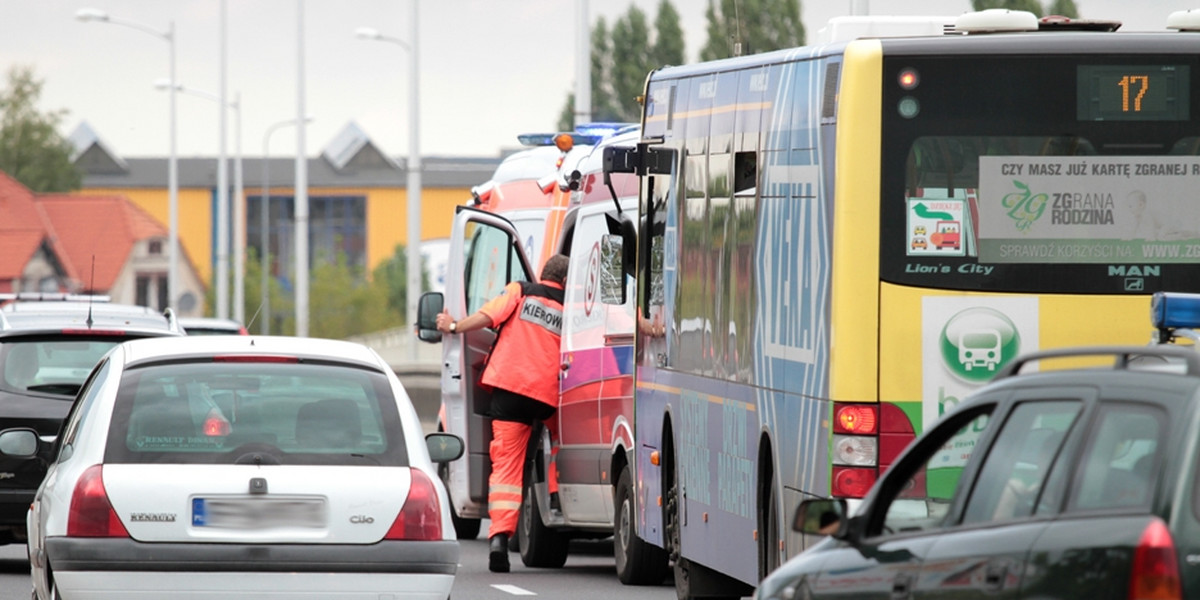 Kierowca busa uderzył w autobus MZK w Zielonej Górze i uciekł. Dzieci są w szpitalu 