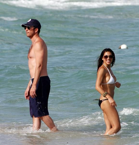 Dylan McDermott z seksowną partnerką na plaży w Miami