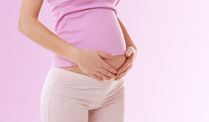 Śluz na początku ciąży - jaki ma kolor? Niepokojące objawy [WYJAŚNIAMY]